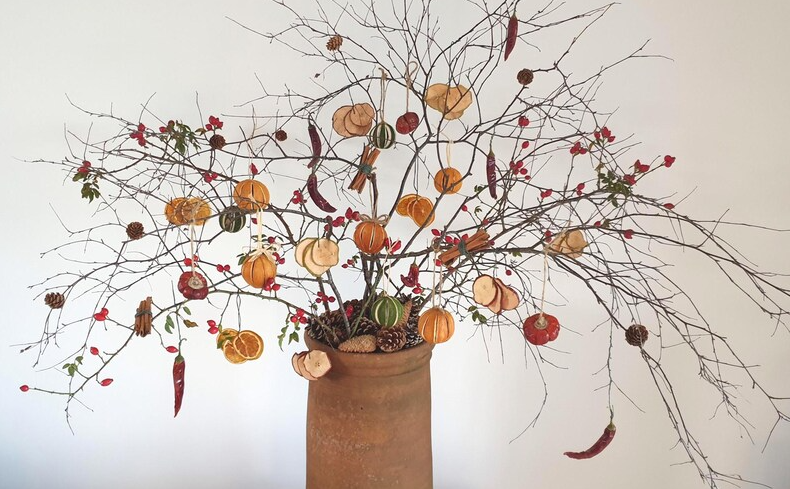 Natural Christmas decorations including orange, apple, cinnamon from Etsy