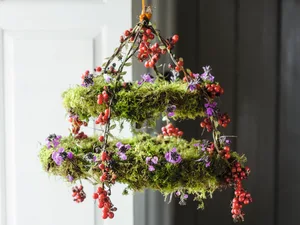 Moss and berry chandelier. Photo by Jason Ingram Natural Christmas decorations