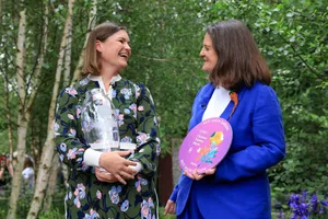 RHS Chelsea Flower Show - Best in Show Winner 2024 RHS Chelsea Flower Show - Best Show Garden Winner - Muscular Dystrophy UK – Forest Bathing Garden, designed by Ula Maria.
Ula is pictured receiving her award from RHS Director General Clare Matterson and Monty Don.