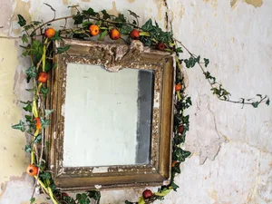 Trailing ivy and crab apple garland. Photo by Jason Ingram. Natural Christmas decorations