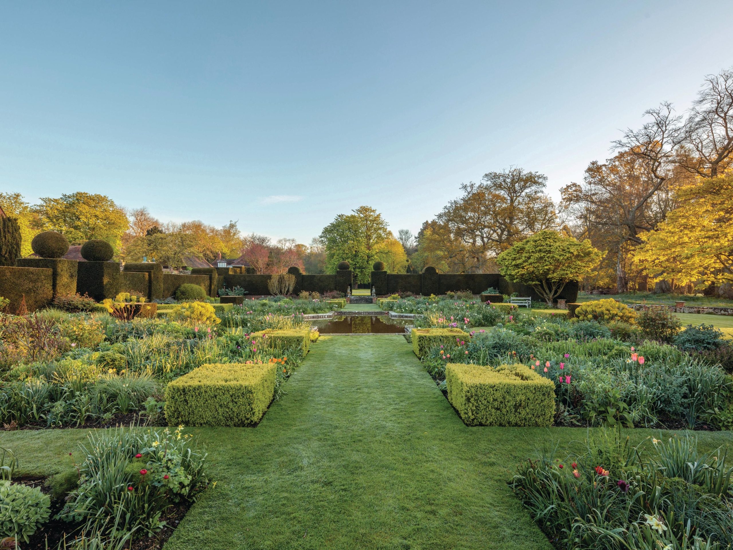 Garden with flower beds and hedging
