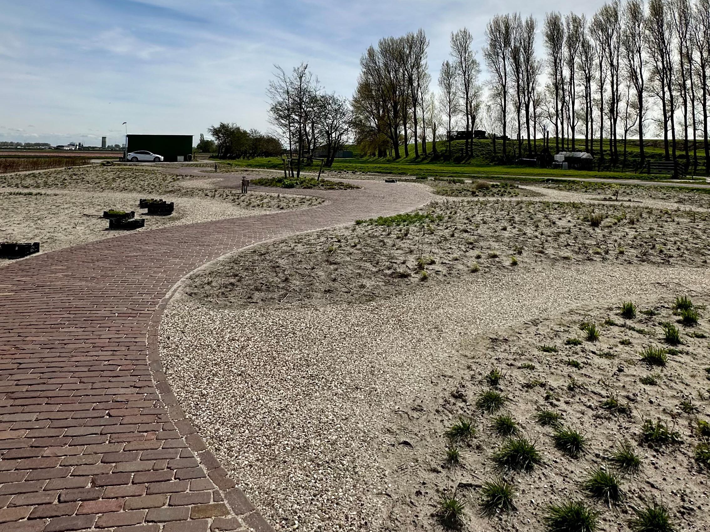 004 - Gravel, sand or waste gardening