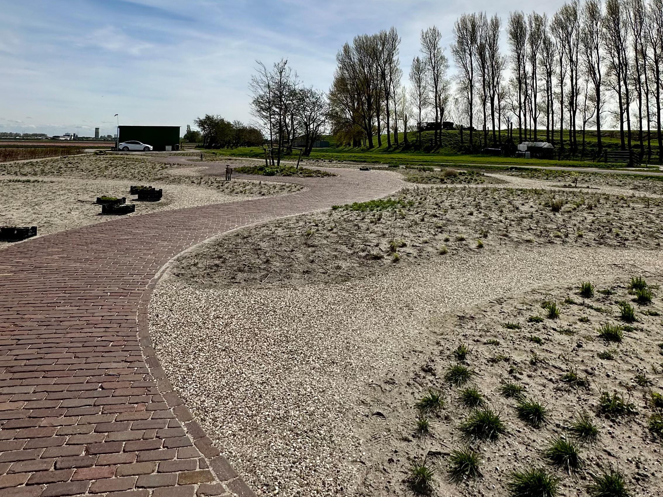 004 - Gravel, sand or waste gardening