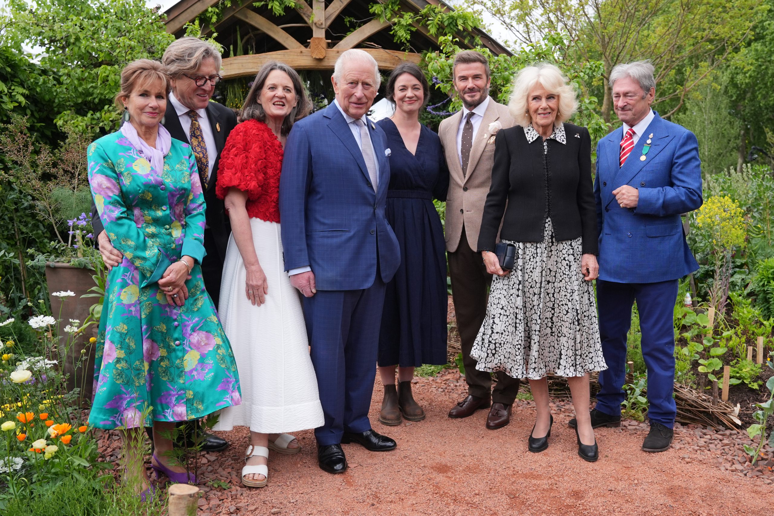 King Charles III, Queen Camilla, Sir David Beckham (3R) and Alan Titchmarsh (R) pose for a photo during their visit to the press day ahead of the 2026© Yui Mok - WPA Pool/Getty Images