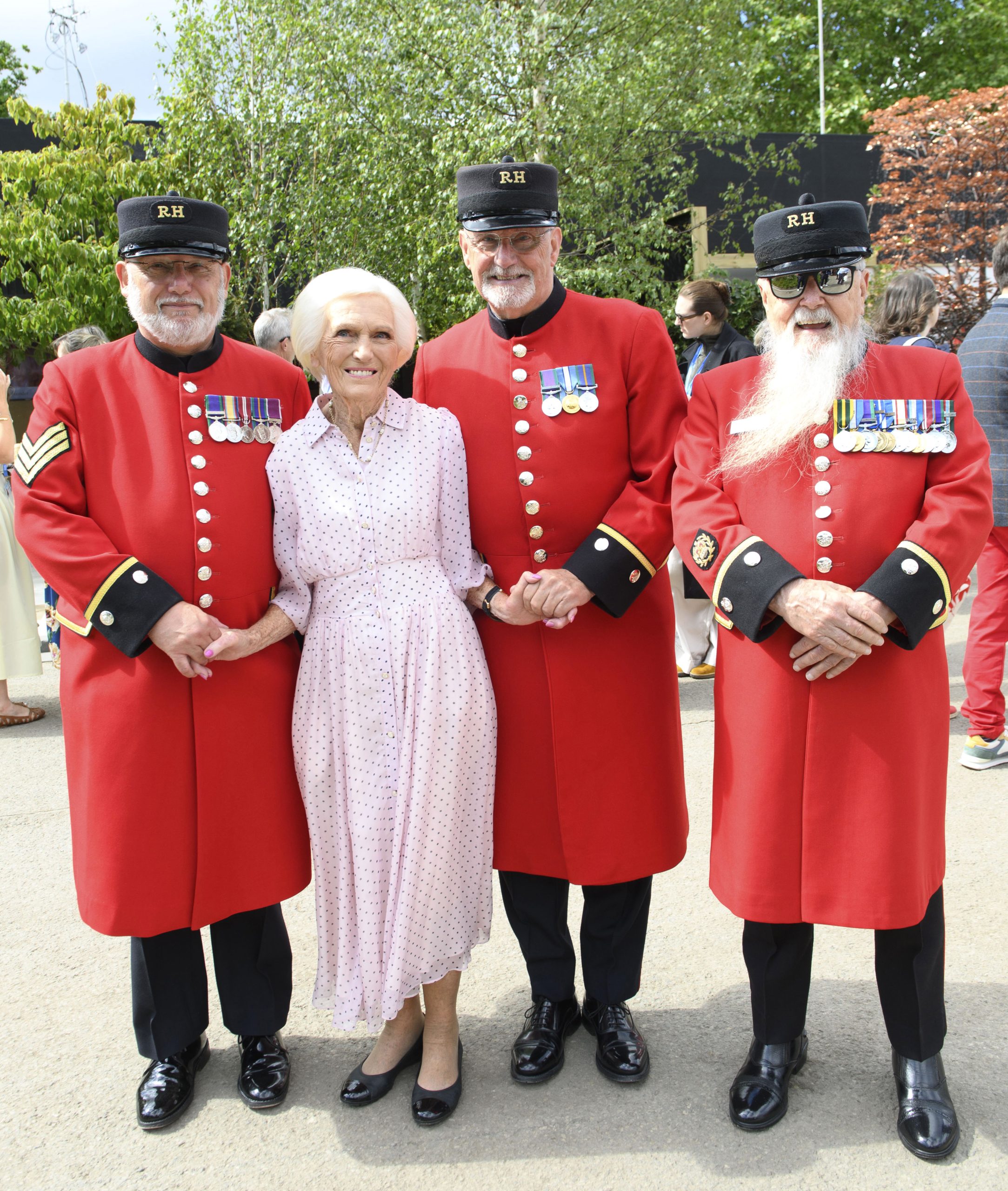 Dame Mary Berry (second left) poses with Chelsea pensioners as she attends the RHS Chelsea Flower Show 2026 ©&nbsp; Justin Goff Photos/Getty Images