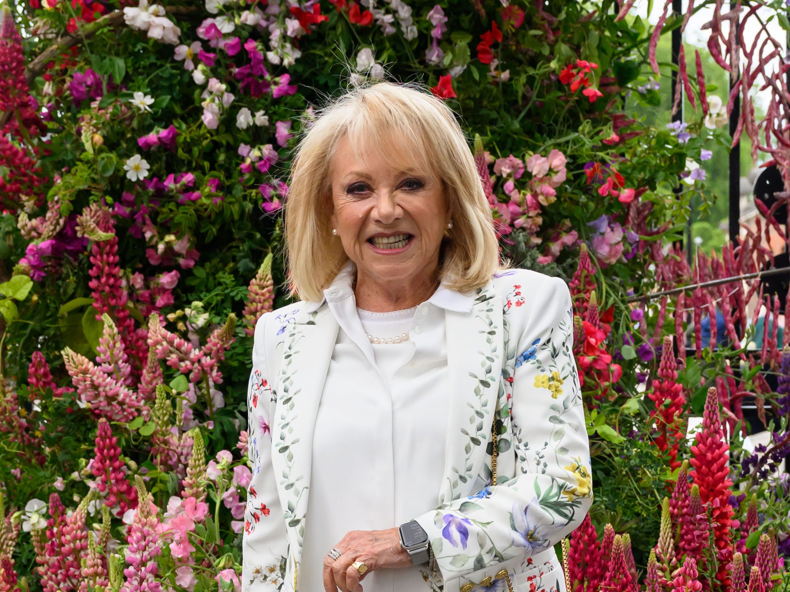 Elaine Paige wears a Alice and Olivia suit and shirt and a Salvatore Ferragamo bag to attend the RHS Chelsea Flower Show 2026 © Kirstin Sinclair/Getty Images