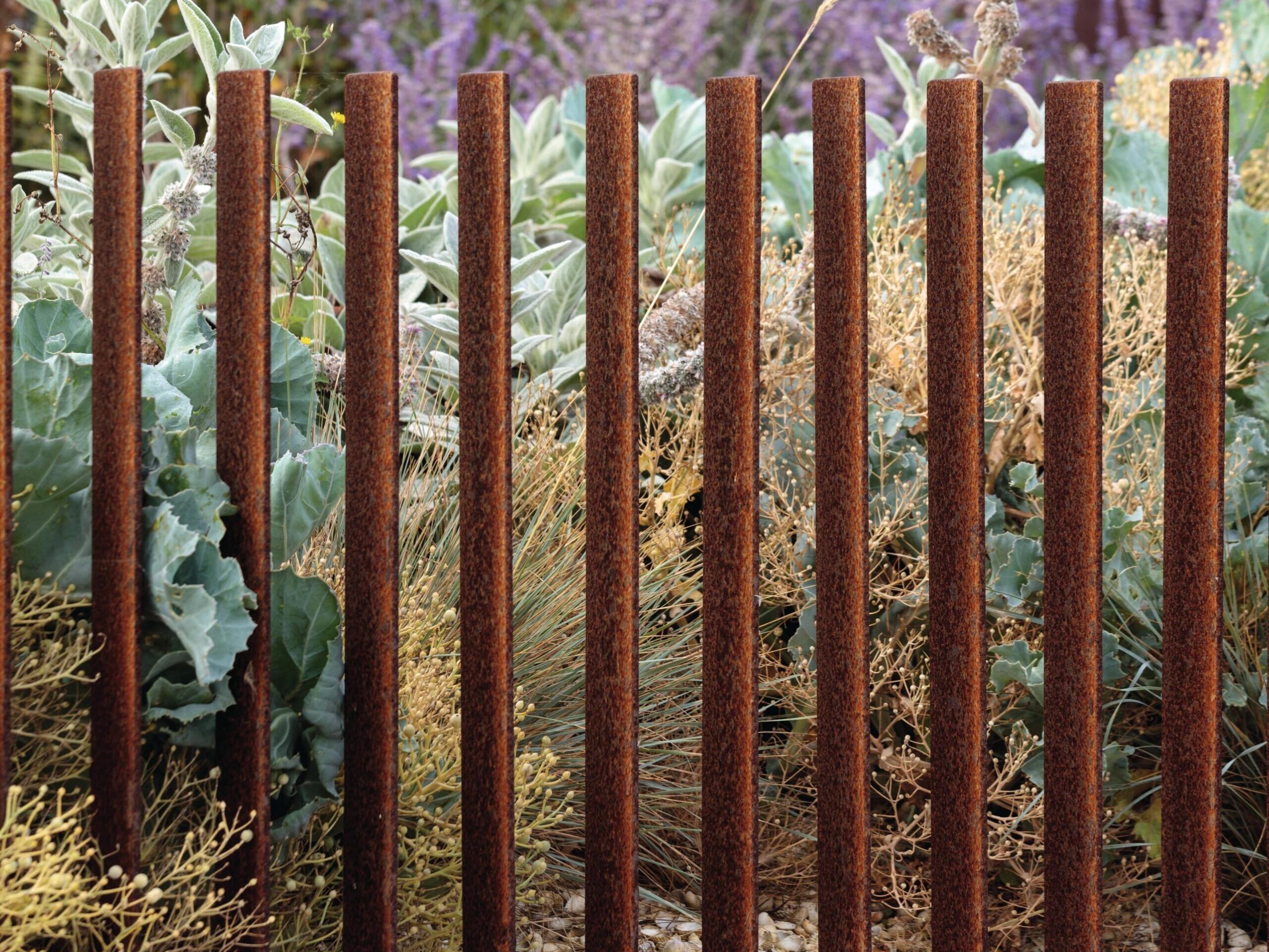 This elegant Corten-steel rod fence is cleverly designed to prevent the owners’ dog from escaping, while maintaining the garden’s breezy, open feeling.