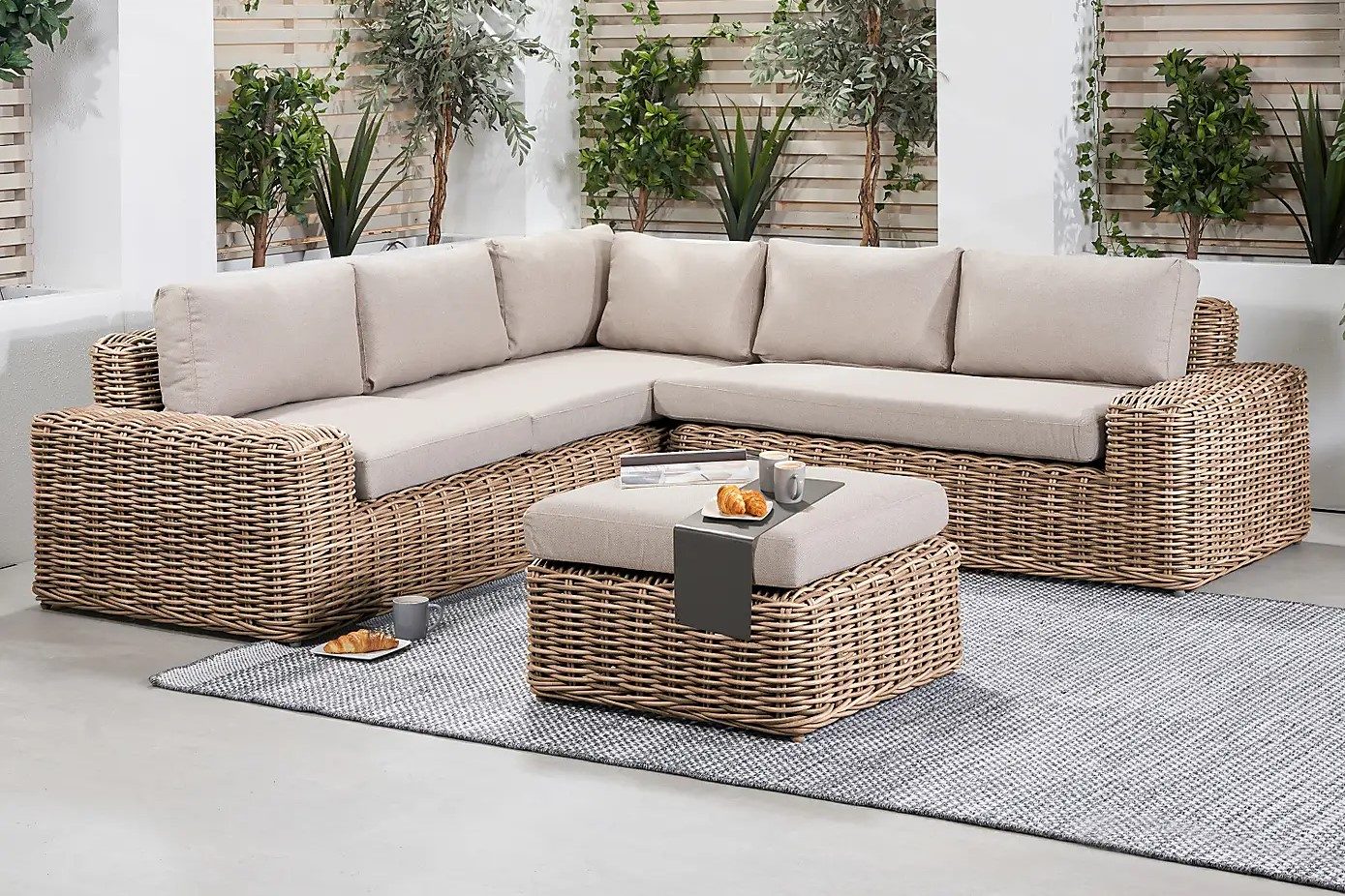 Como Natural Antique Corner Set on a patio