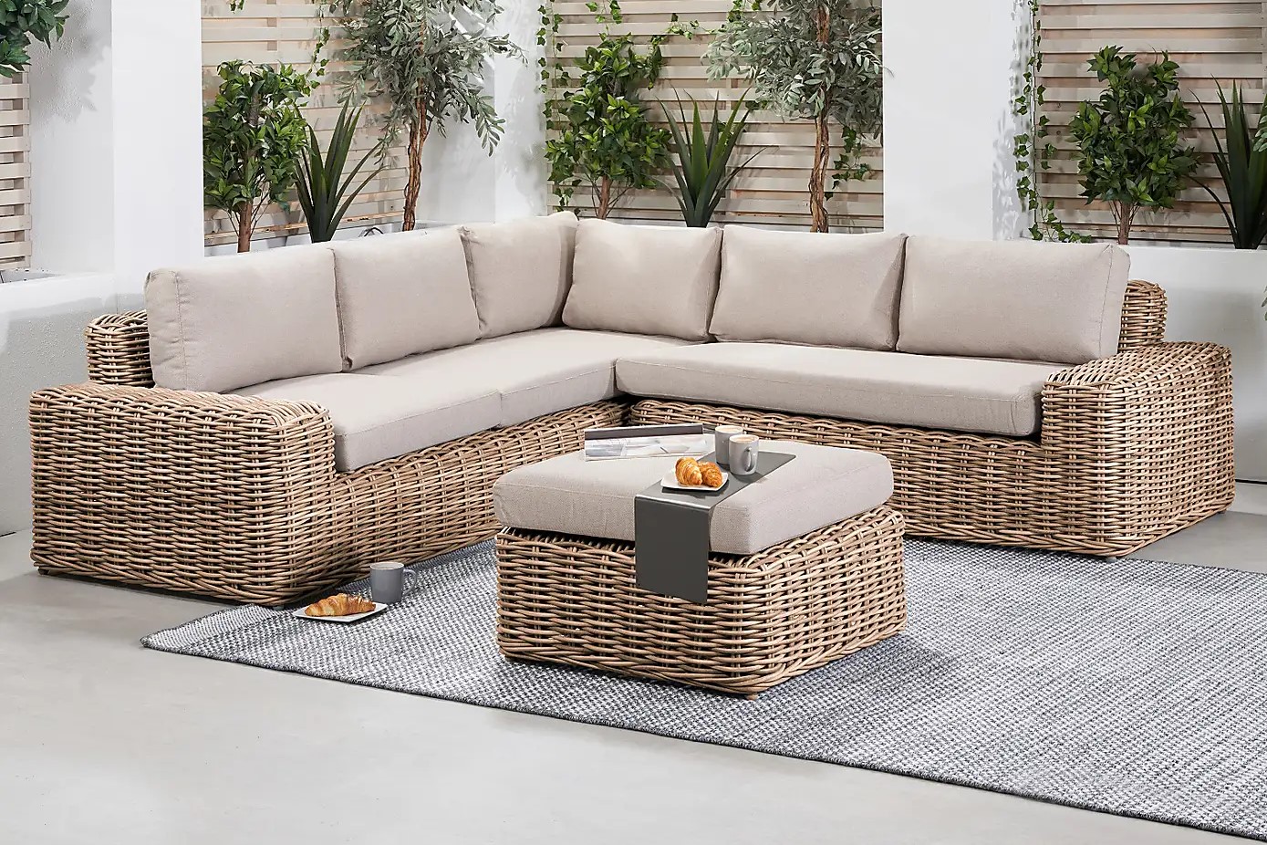 Como Natural Antique Corner Set on a patio