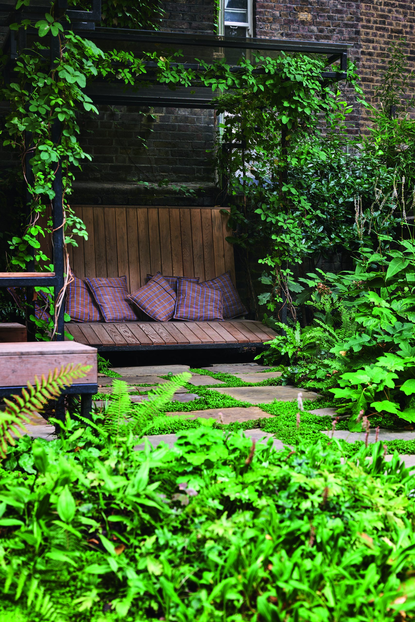 London garden designed by Adolfo Harrison