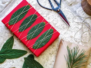 Christmas wrapping paper: making Christmas wrapping pape Easy natural wrapping paper