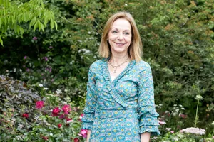 Jo Thompson © Zoe Norfolk Jo Thompson in a garden