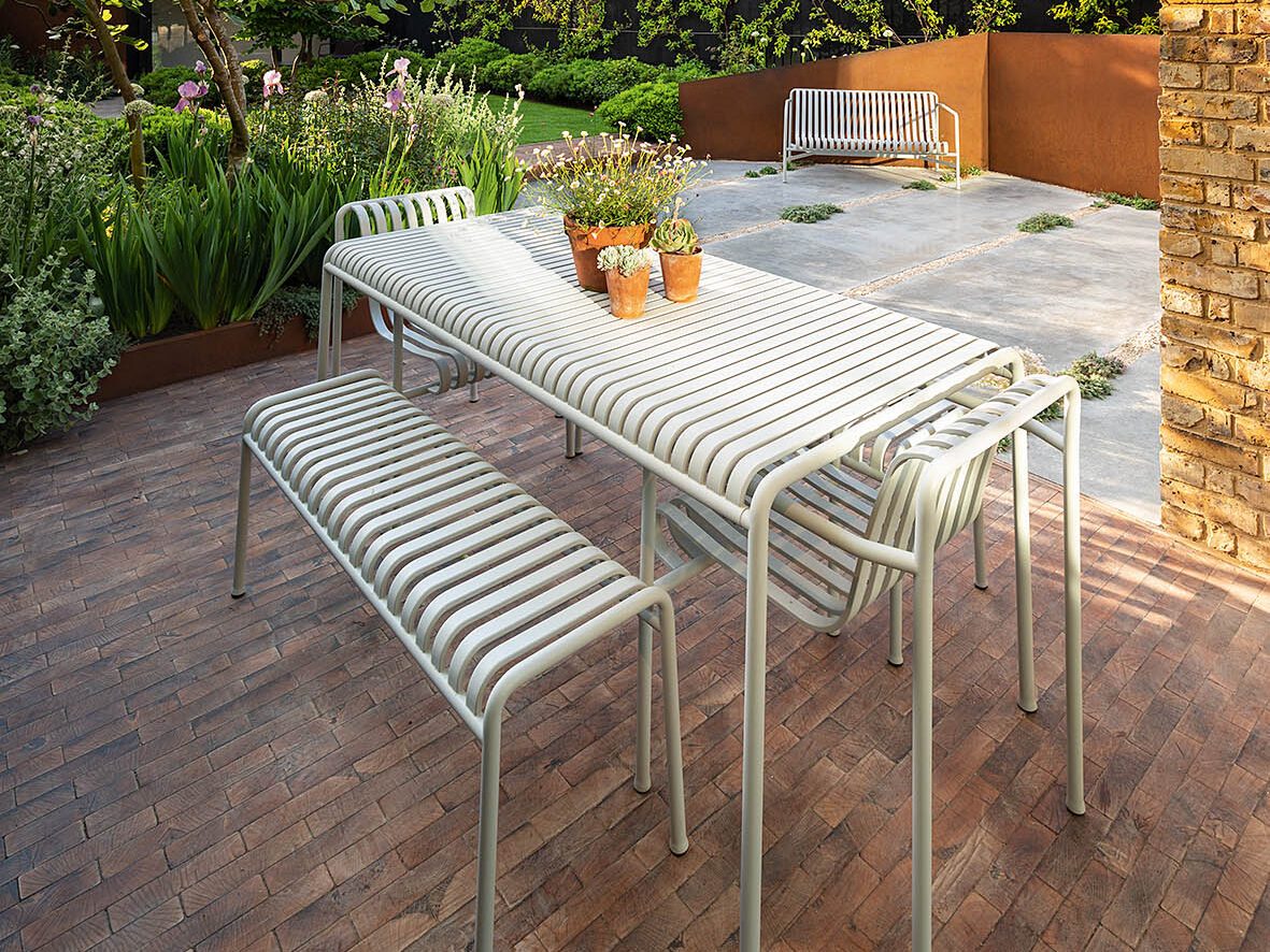 A Whitstable garden designed by Farlam & Chandler, featuring Hay Palissade furniture