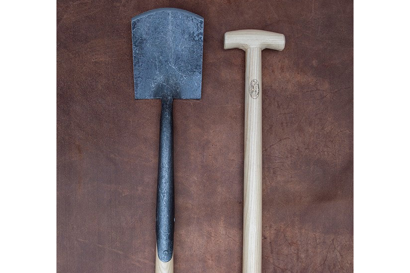 DeWit ladies spade head and handle on a brown background