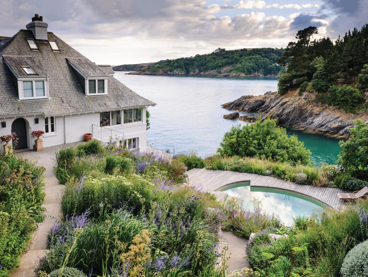 Garden on the south Devon coast Perched high on the headland, the garden offers spectacular views across the bay. Here garden designer and maker Duncan Nuttall, along with his colleague Will Cumberlidge, have created a space that is sympathetic to this special position.
