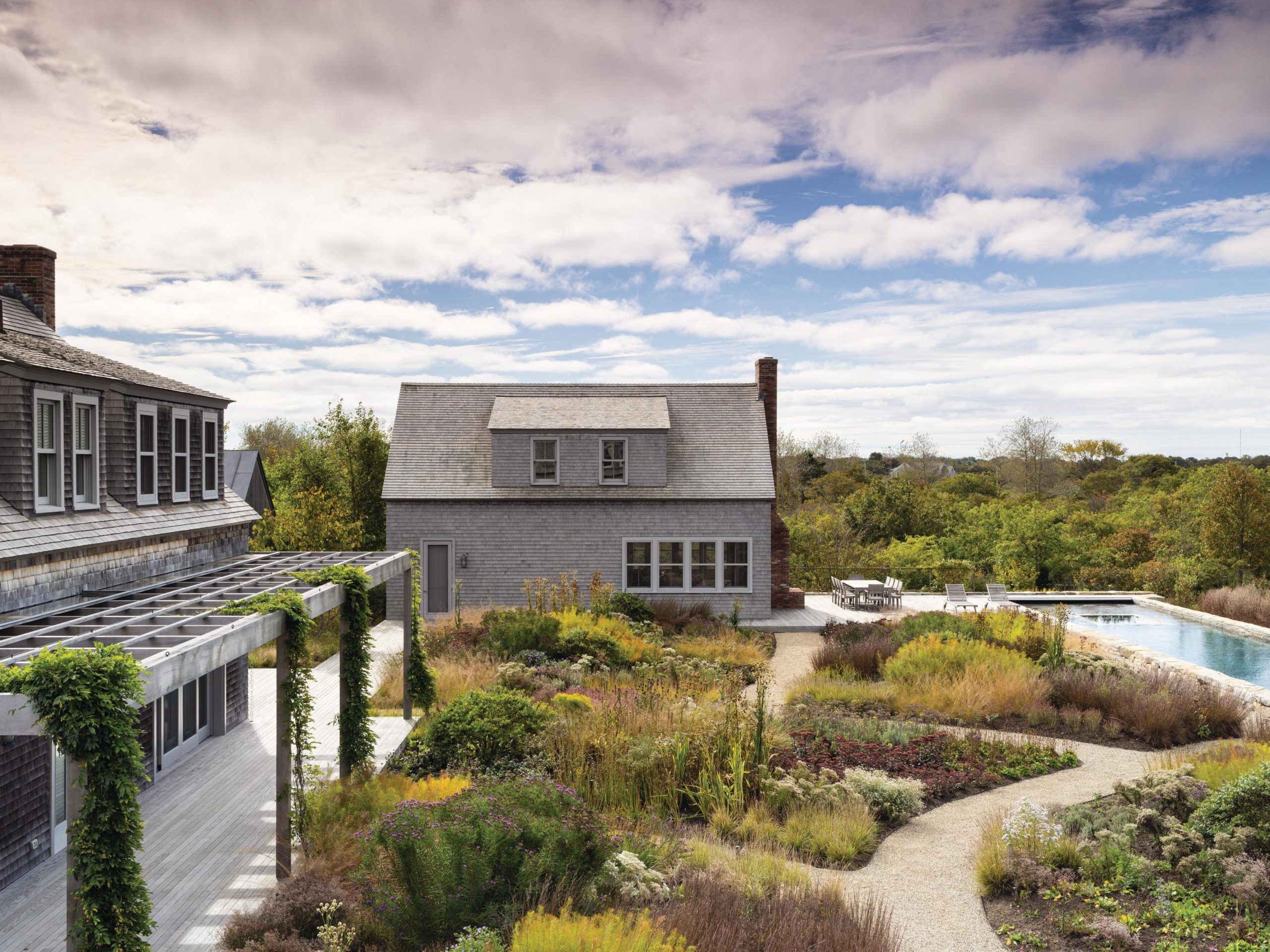 House, pool and gardebn