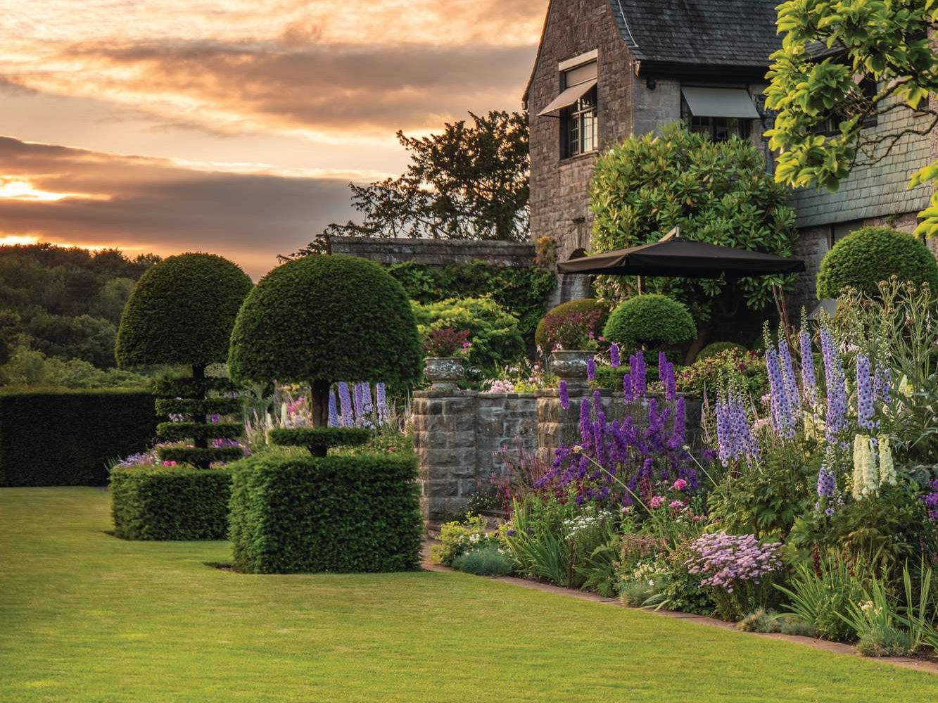 The Southern Terrace and herbaceous borders at Mounton House