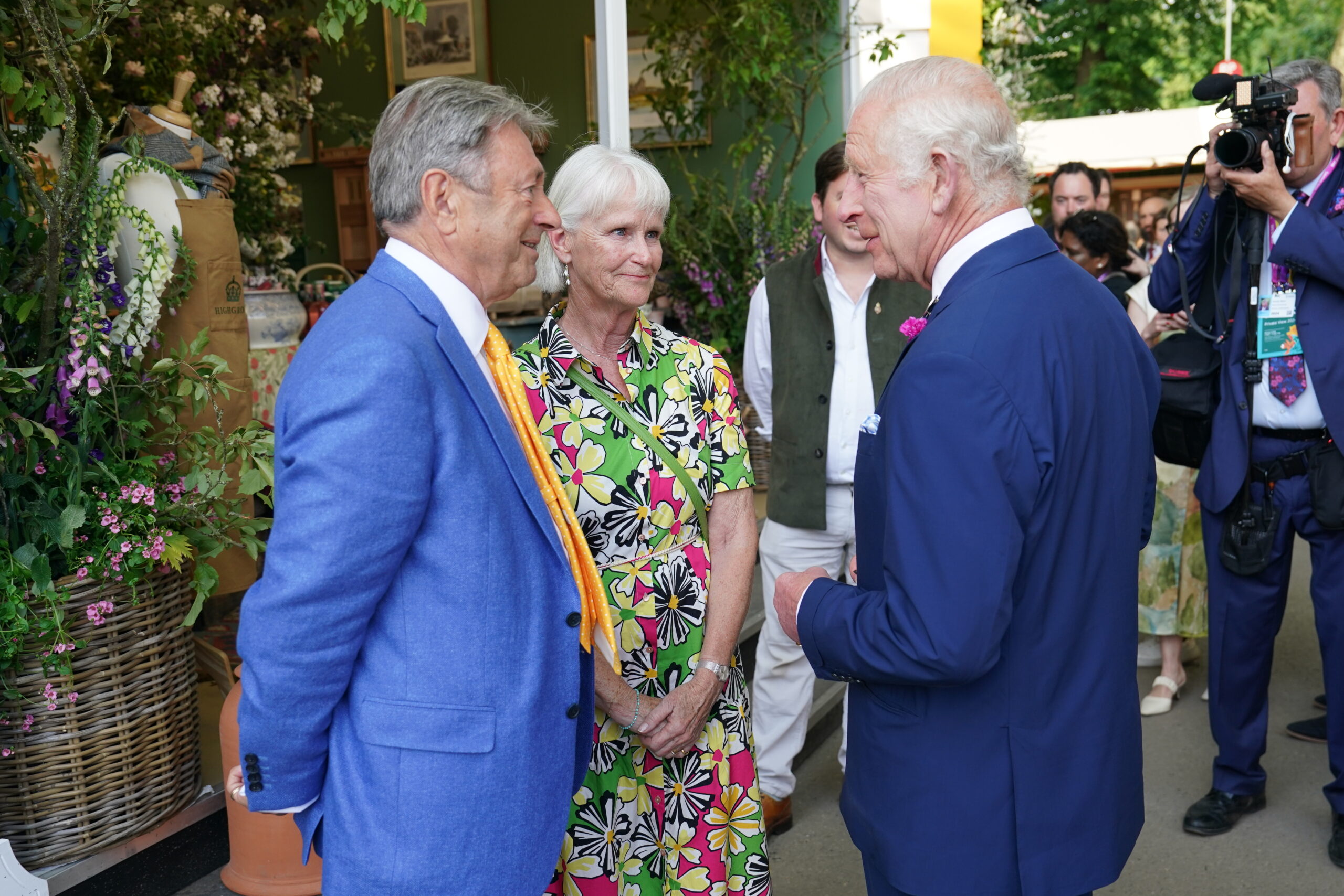 King Charles III (R) speaks with Alan Titchmarsh (L) during a visit to the 2024 RHS Chelsea Flower Show