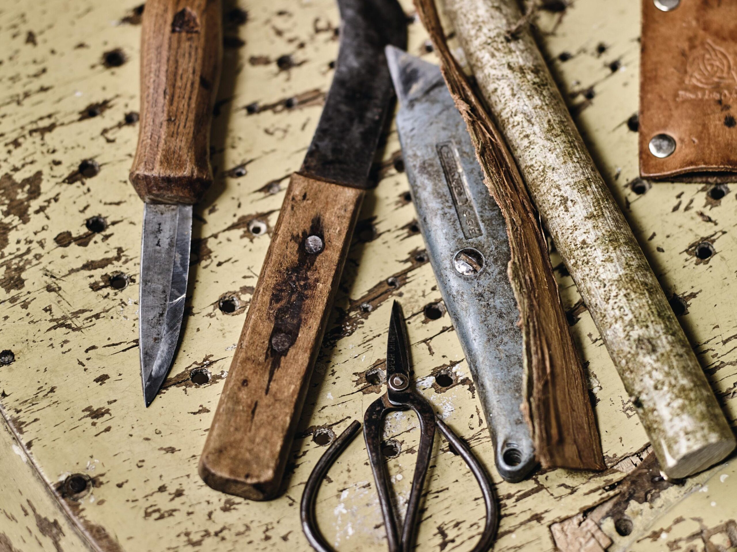 Among Mollie’s toolkit are a Ben & Lois Orford Sloyd knife, a curved blade, scissors, a conventional Stanley knife and a bespoke wooden ‘spud’ – a stick carved to a blunt-edged wedge used for removing bark from the branch.