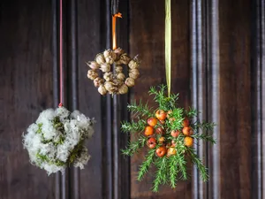 Garden baubles and seed head garlands. Photo by Jason Ingram Natural Christmas decorations