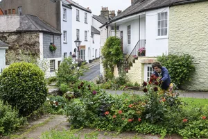 Pretty Castle Street, with its densely packed historic homes nestled in the shadow of the Norman castle, once appeared on postcards of Totnes but had become more run down over the years. Richard’s hope is that the garden helps residents and tourists to appreciate the beauty of the area. Pretty Castle Street, with its densely packed historic homes nestled in the shadow of the Norman castle, once appeared on postcards of Totnes but had become more run down over the years. Richard’s hope is that the garden helps residents and tourists to appreciate the beauty of the area.