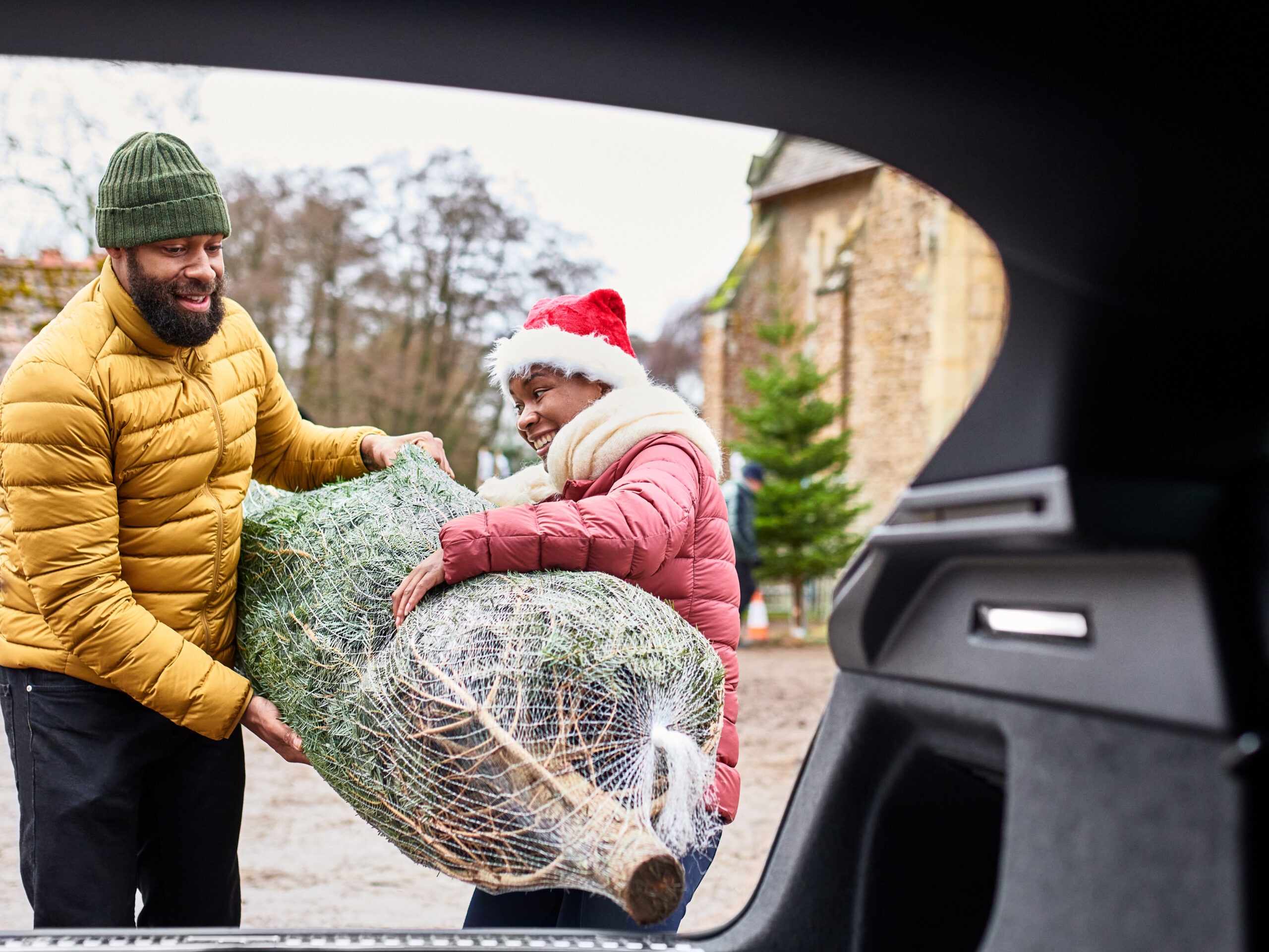 Buying a real new Christmas tree each year can be fun. © Getty/ 	10'000 Hours