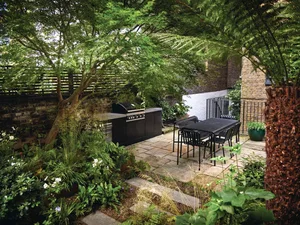 This small London garden designed by Harry Holding makes room for a stylish outdoor kitchen © Alister Thorpe Courtyard garden with dining table and chairs