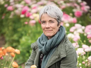 Rachel Siegfried portrait Spring_38_preview Woman cutting flowers