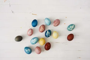 Make botanical patterns on eggs for Easter Make botanical patterns on eggs for Easter