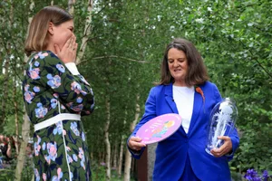 RHS Chelsea Flower Show - Best in Show Winner 2024 RHS Chelsea Flower Show - Best Show Garden Winner - Muscular Dystrophy UK – Forest Bathing Garden, designed by Ula Maria.
Ula is pictured receiving her award from RHS Director General Clare Matterson and Monty Don.