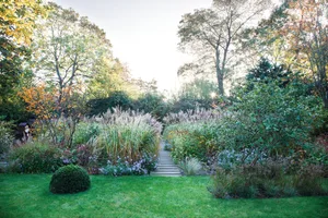 Dulwich Garden designer Barbara Samitier ©Annaïck Guitteny Garden borders with pathway