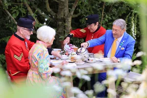 MA320.The National Garden Scheme Garden:.Show Garden.President of the National Garden Scheme, Dame Mary Berry is joined for tea by Alan Titchmarsh, two Chelsea Pensioners and Queens Nurses. The National Garden Scheme Garden from RHS Chelsea Flower Show 2024. President of the National Garden Scheme, Dame Mary Berry is joined for tea by Alan Titchmarsh, two Chelsea Pensioners