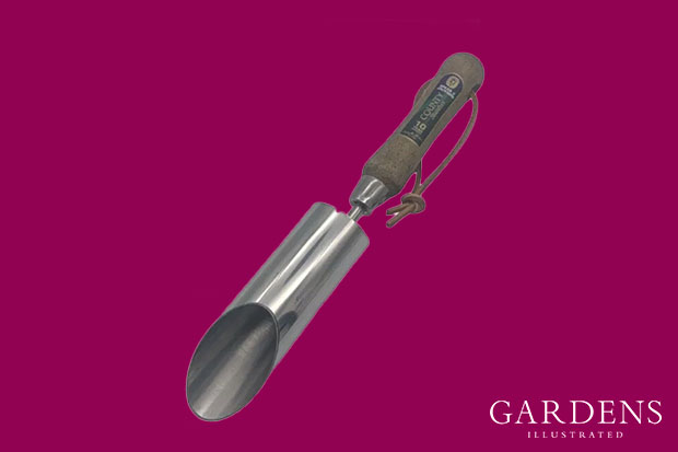 Spear & Jackson bulb planter on a pink background